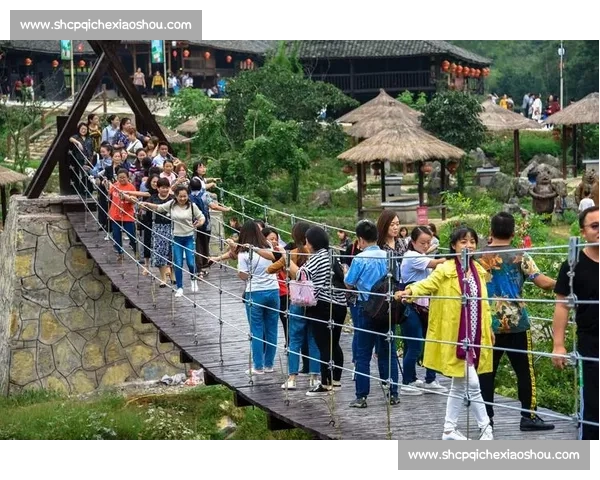 张家界小伙暴雨天冒险抓鱼!湍急洪流中命悬一线引全民揪心 张家界小伙暴雨天冒险抓鱼!湍急洪流中命悬一线引全民揪心
